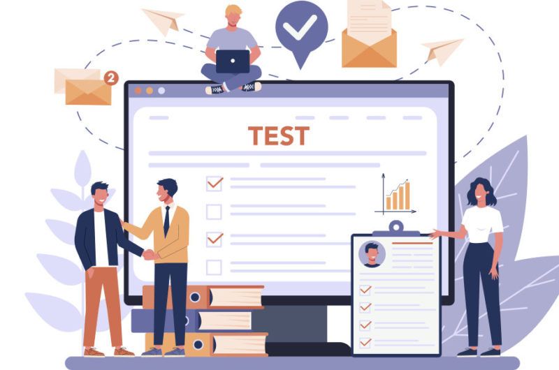 Menschen um einen großen Computerbildschirm, auf dem ein Test angezeigt wird, mit Häkchen, Diagrammen und Ordnern in der Nähe.